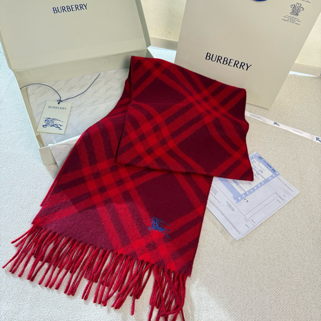 🆕Burberry新款苏格兰格纹羊绒围巾，超级火款的格纹款围巾之后，Bur又一款力作上市，Burberr