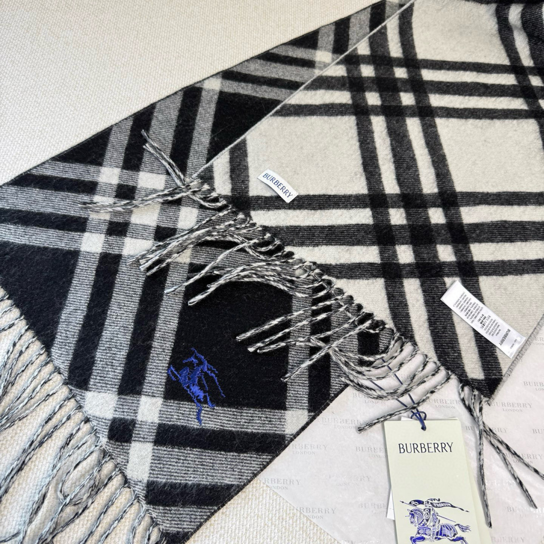 🆕Burberry新款苏格兰格纹羊绒围巾，超级火款的格纹款围巾之后，Bur又一款力作上市，Burberr