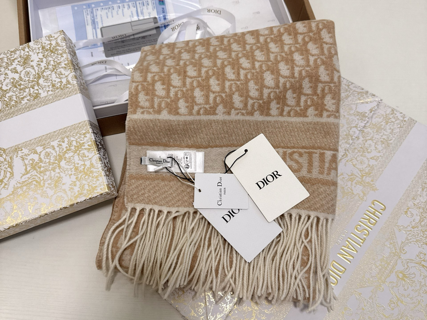 🆕【高版 · Dior双面流苏倾斜字母】这款 Oblique 印花围巾重新诠释 Dior 经典标识，彰显