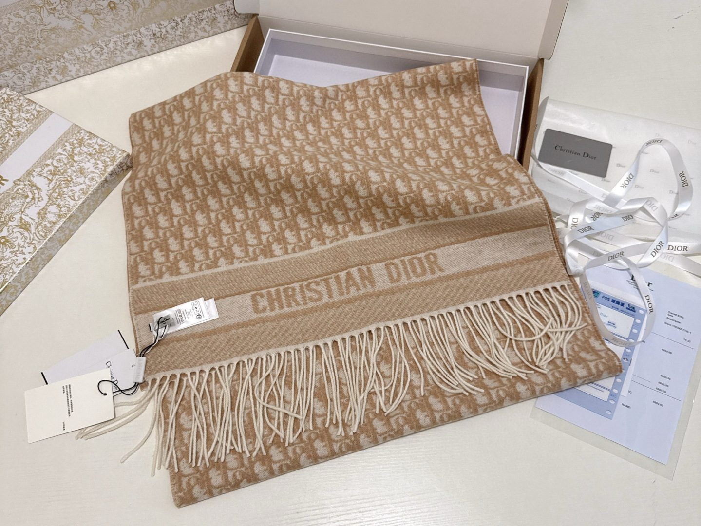 🆕【高版 · Dior双面流苏倾斜字母】这款 Oblique 印花围巾重新诠释 Dior 经典标识，彰显