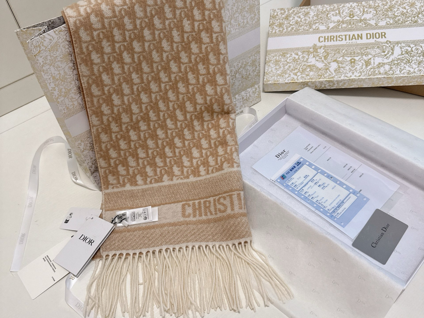 🆕【高版 · Dior双面流苏倾斜字母】这款 Oblique 印花围巾重新诠释 Dior 经典标识，彰显