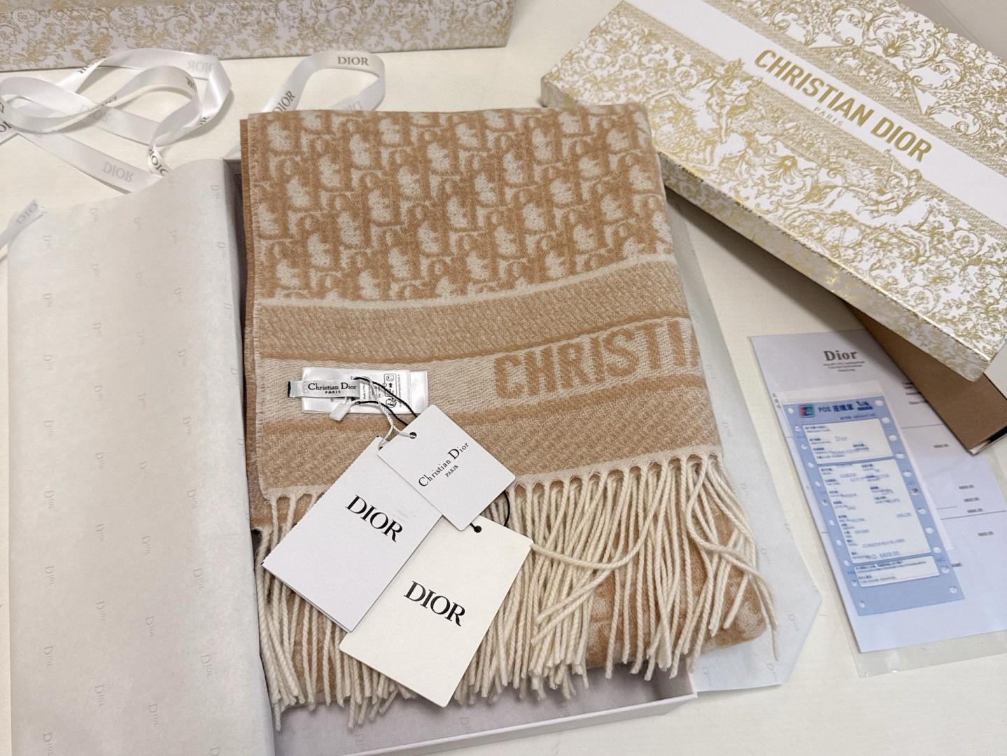 🆕【高版 · Dior双面流苏倾斜字母】这款 Oblique 印花围巾重新诠释 Dior 经典标识，彰显