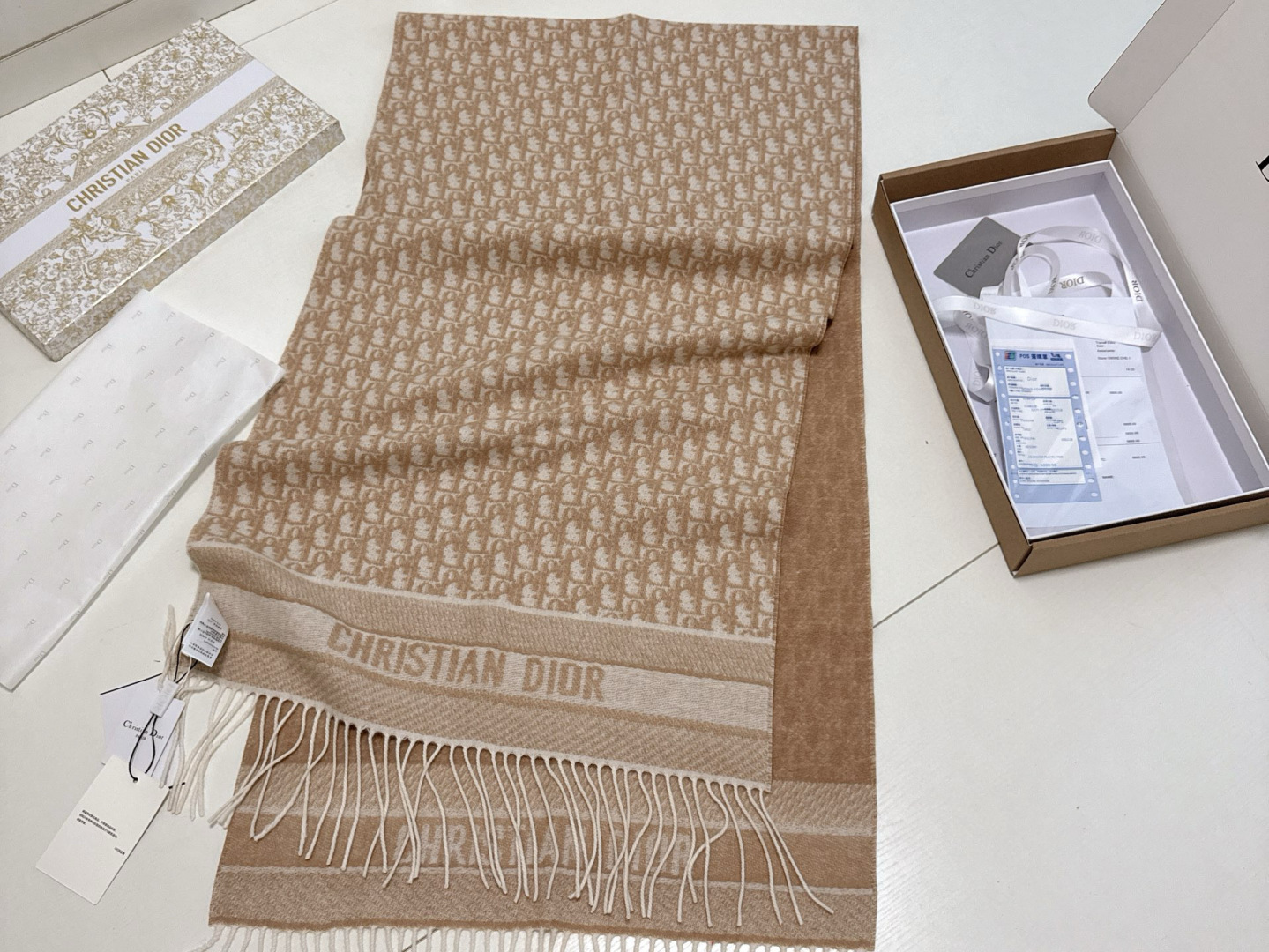 🆕【高版 · Dior双面流苏倾斜字母】这款 Oblique 印花围巾重新诠释 Dior 经典标识，彰显