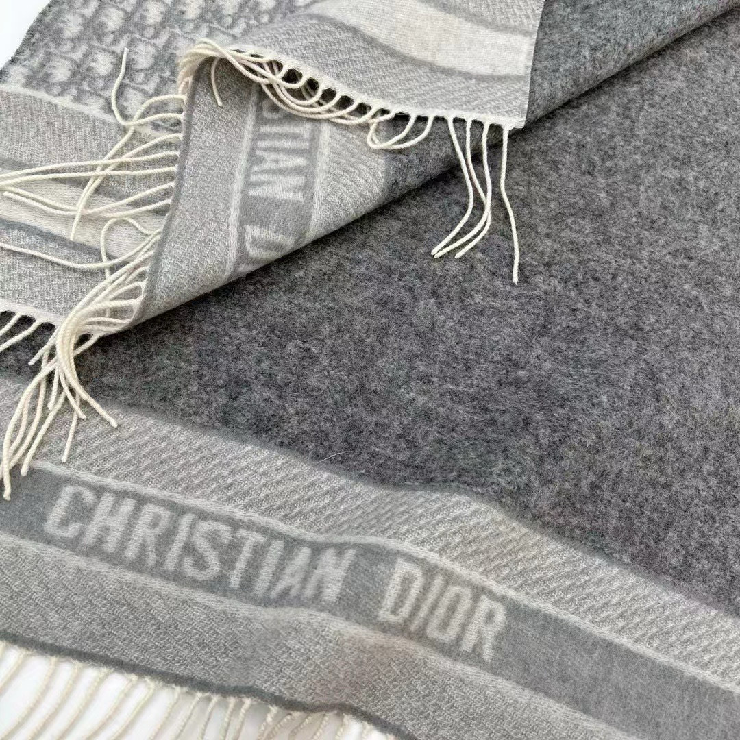 🆕【高版 · Dior双面流苏倾斜字母】这款 Oblique 印花围巾重新诠释 Dior 经典标识，彰显