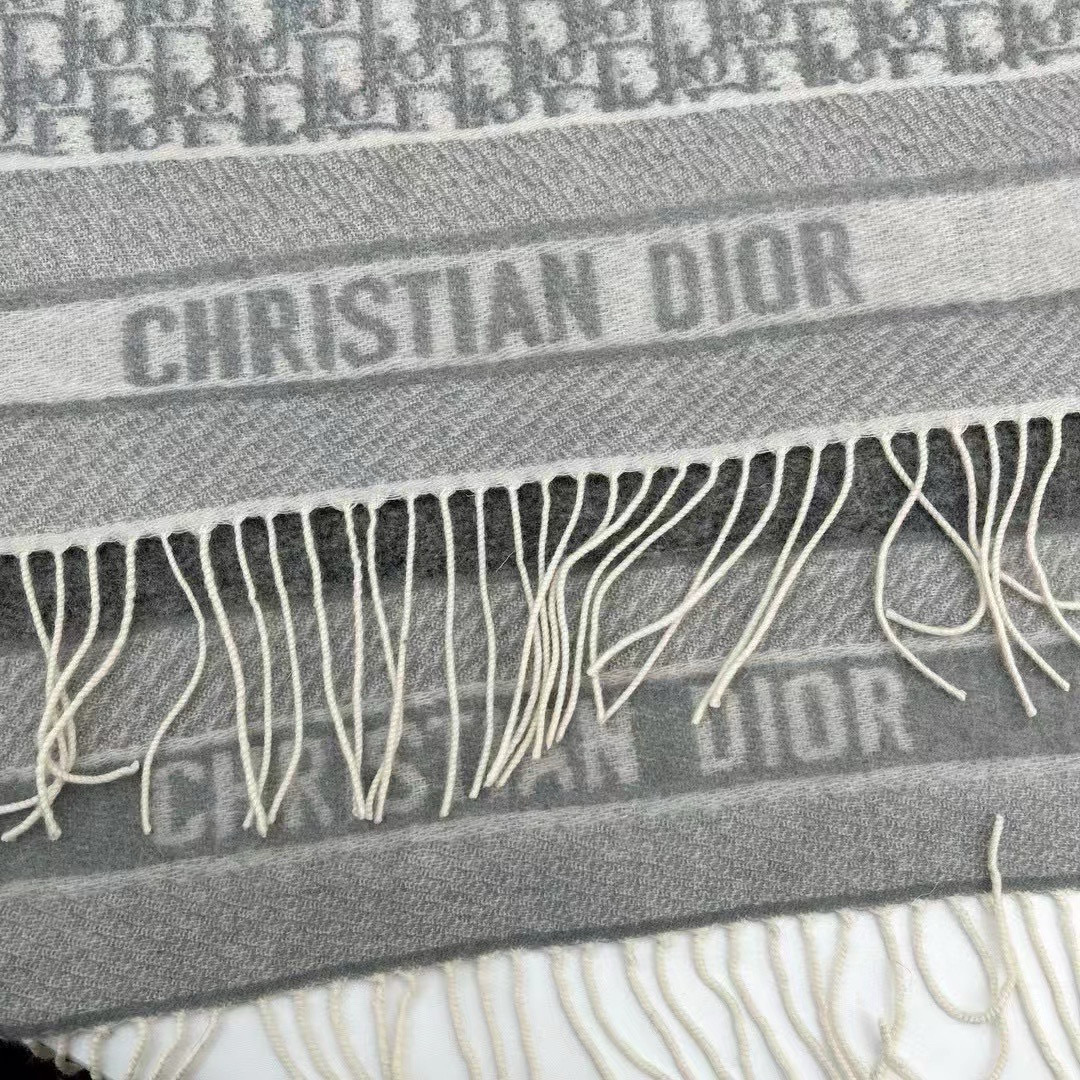 🆕【高版 · Dior双面流苏倾斜字母】这款 Oblique 印花围巾重新诠释 Dior 经典标识，彰显