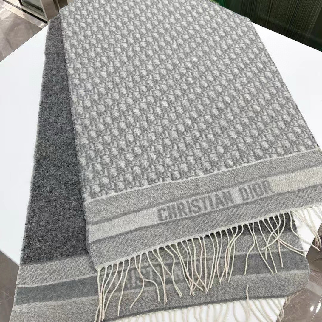 🆕【高版 · Dior双面流苏倾斜字母】这款 Oblique 印花围巾重新诠释 Dior 经典标识，彰显