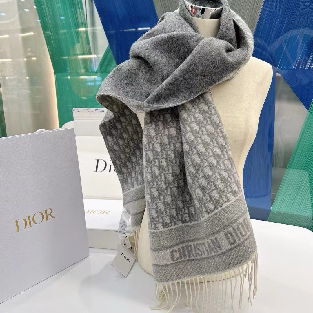 🆕【高版 · Dior双面流苏倾斜字母】这款 Oblique 印花围巾重新诠释 Dior 经典标识，彰显
