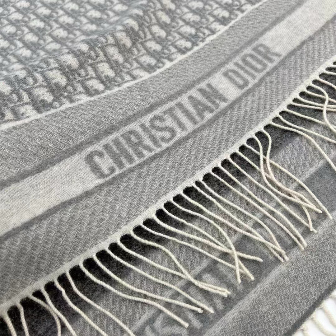 🆕【高版 · Dior双面流苏倾斜字母】这款 Oblique 印花围巾重新诠释 Dior 经典标识，彰显