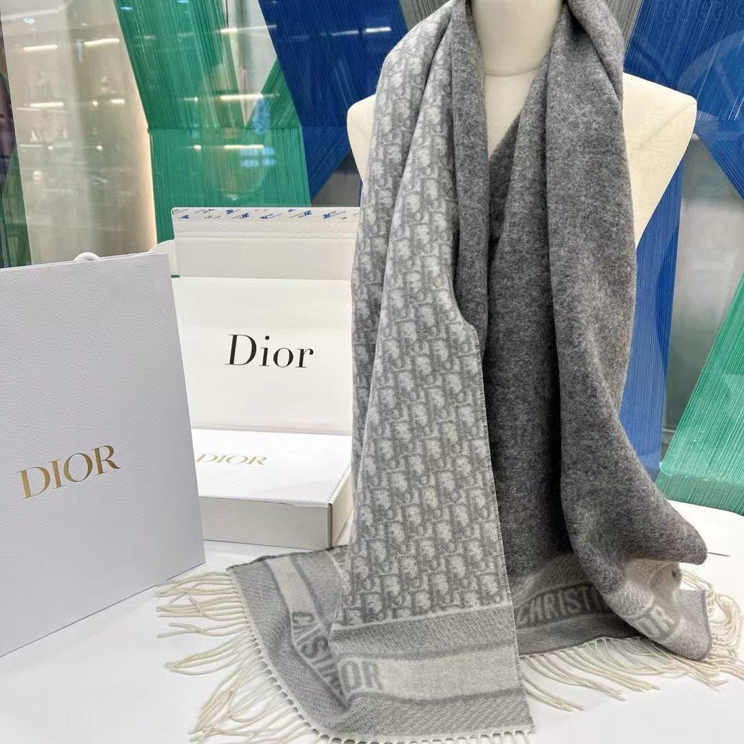 🆕【高版 · Dior双面流苏倾斜字母】这款 Oblique 印花围巾重新诠释 Dior 经典标识，彰显