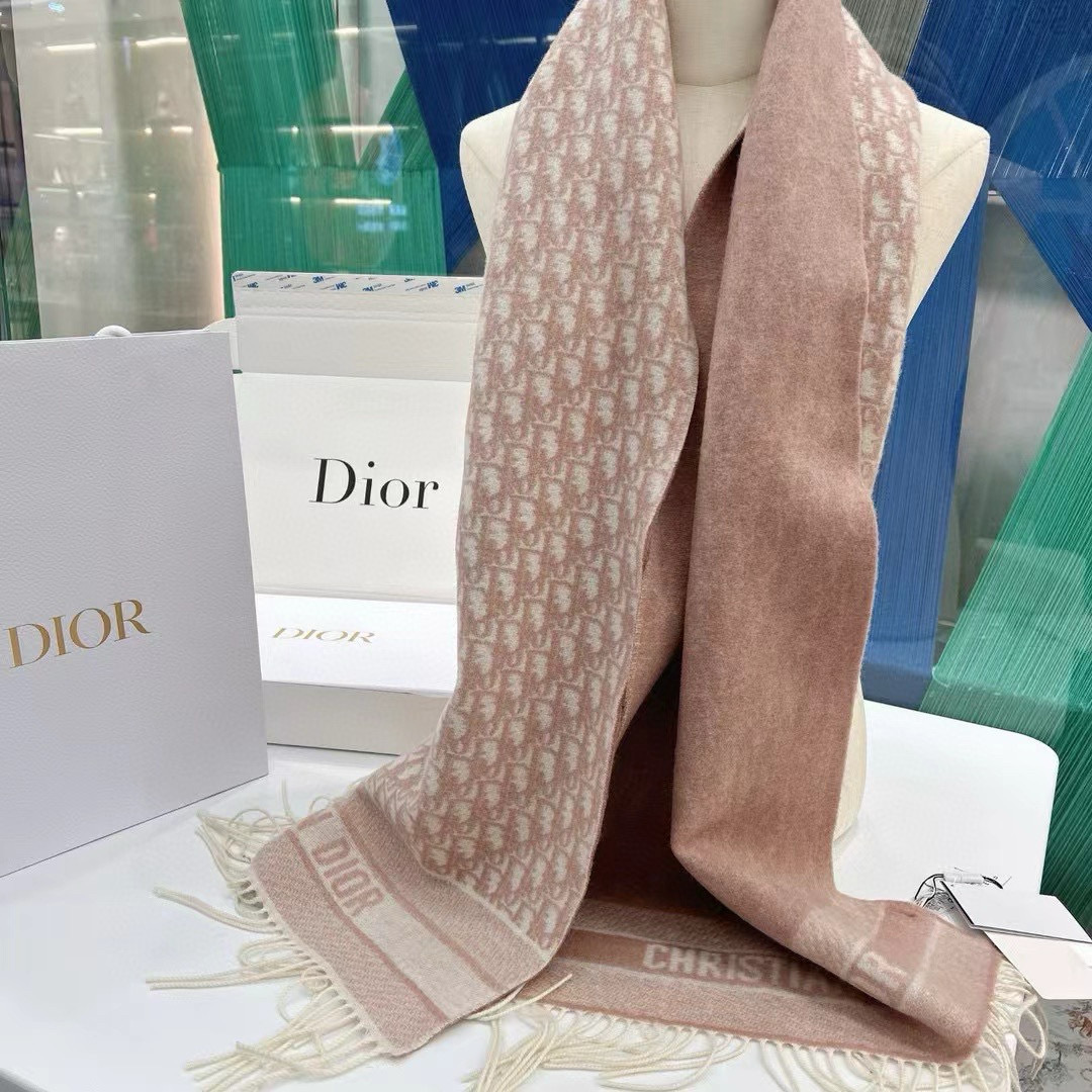 🆕【高版 · Dior双面流苏倾斜字母】这款 Oblique 印花围巾重新诠释 Dior 经典标识，彰显