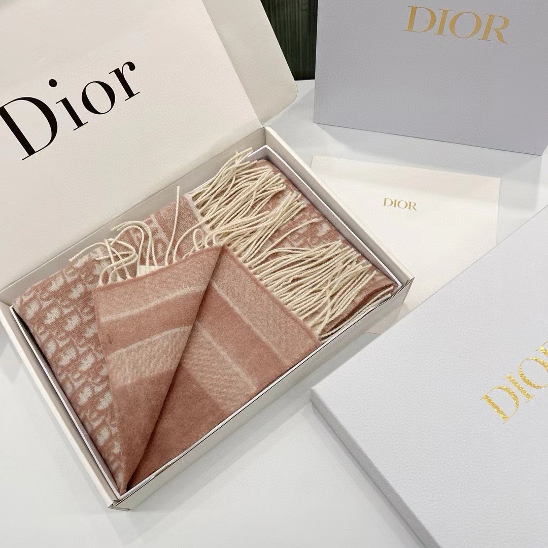 🆕【高版 · Dior双面流苏倾斜字母】这款 Oblique 印花围巾重新诠释 Dior 经典标识，彰显