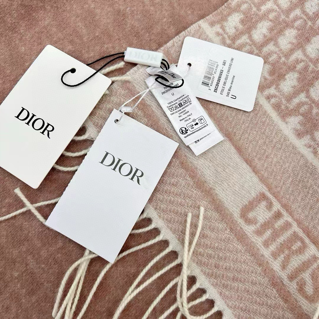 🆕【高版 · Dior双面流苏倾斜字母】这款 Oblique 印花围巾重新诠释 Dior 经典标识，彰显