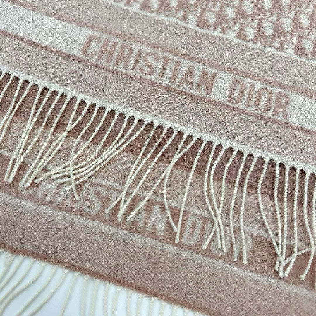 🆕【高版 · Dior双面流苏倾斜字母】这款 Oblique 印花围巾重新诠释 Dior 经典标识，彰显