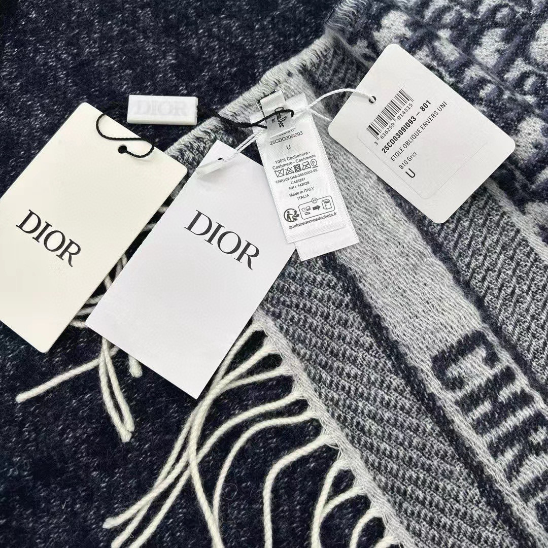 🆕【高版 · Dior双面流苏倾斜字母】这款 Oblique 印花围巾重新诠释 Dior 经典标识，彰显