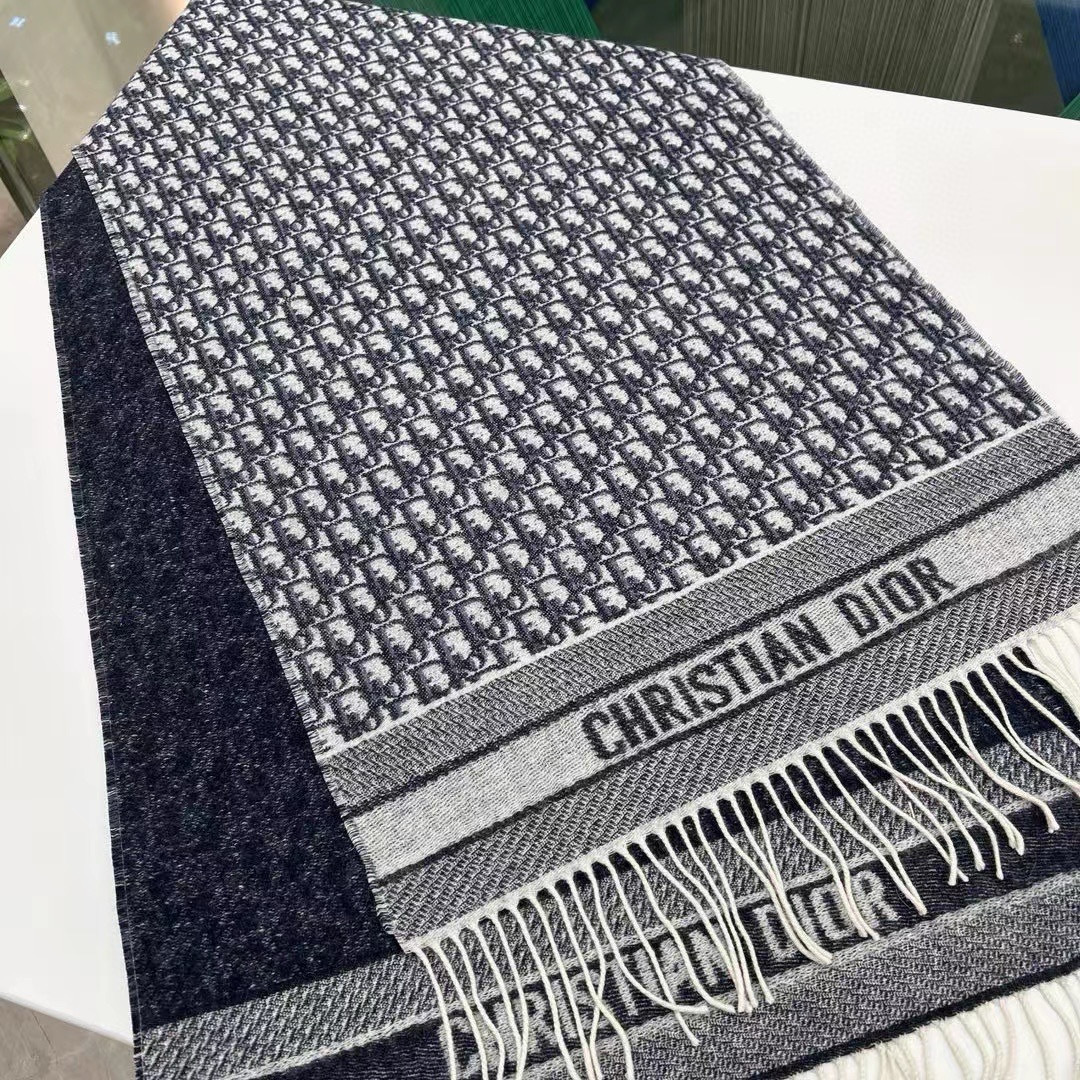 🆕【高版 · Dior双面流苏倾斜字母】这款 Oblique 印花围巾重新诠释 Dior 经典标识，彰显