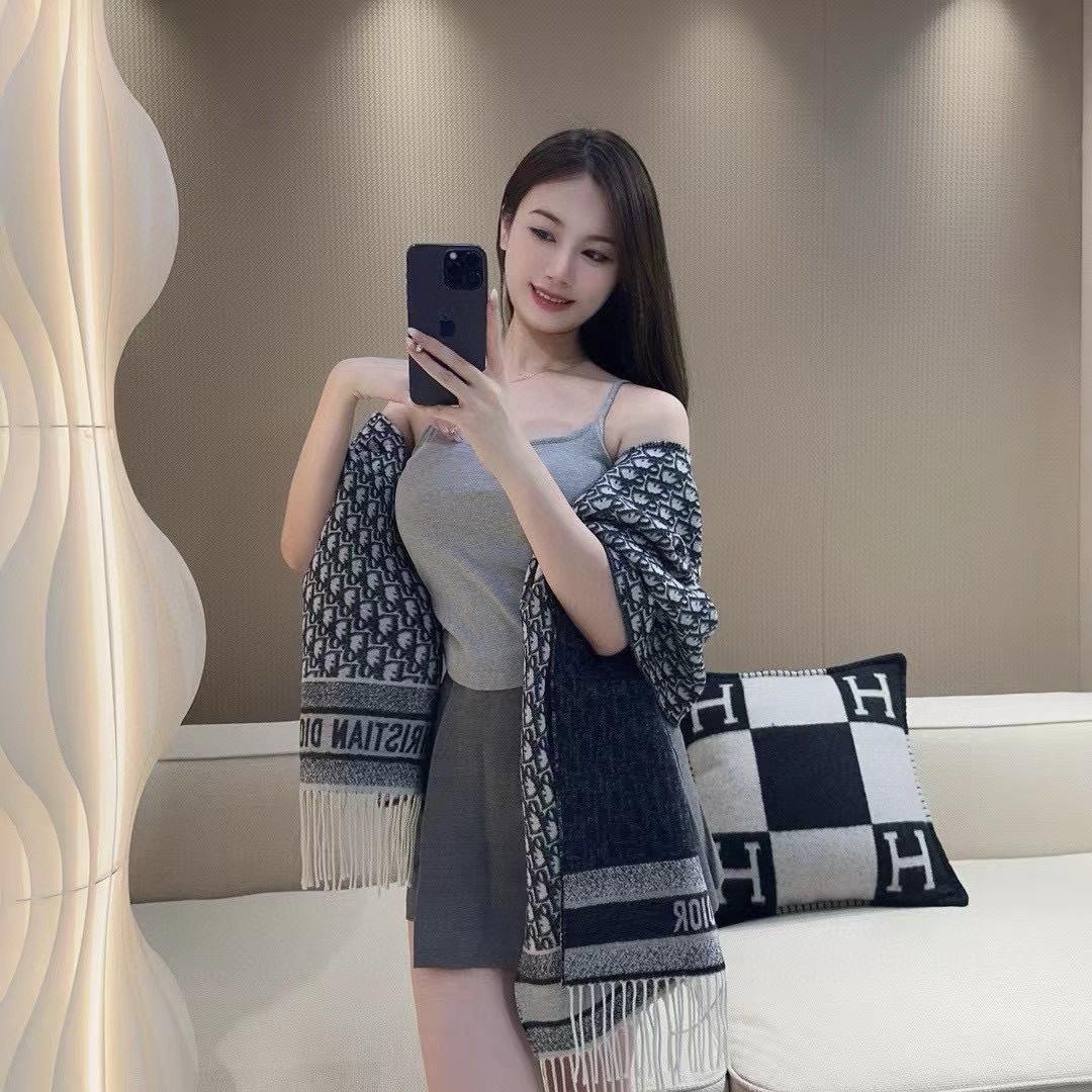 🆕【高版 · Dior双面流苏倾斜字母】这款 Oblique 印花围巾重新诠释 Dior 经典标识，彰显