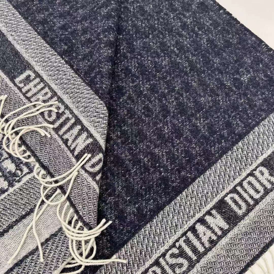 🆕【高版 · Dior双面流苏倾斜字母】这款 Oblique 印花围巾重新诠释 Dior 经典标识，彰显