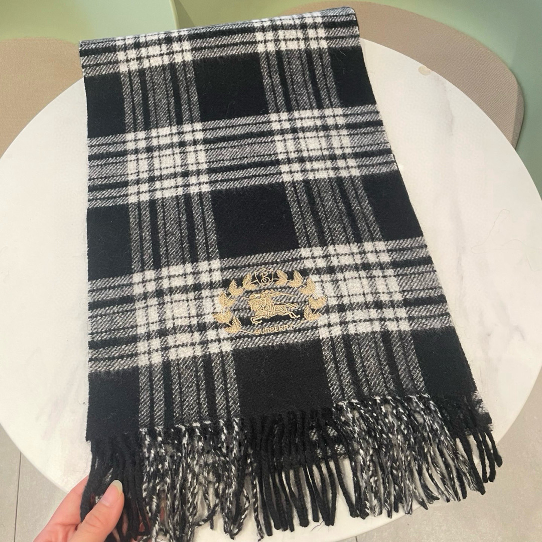🆕Burberry英伦风典藏款双面围巾❗️【HK外贸尾单 · 这才叫真正的家属福利】‼️这款羊绒围巾的面