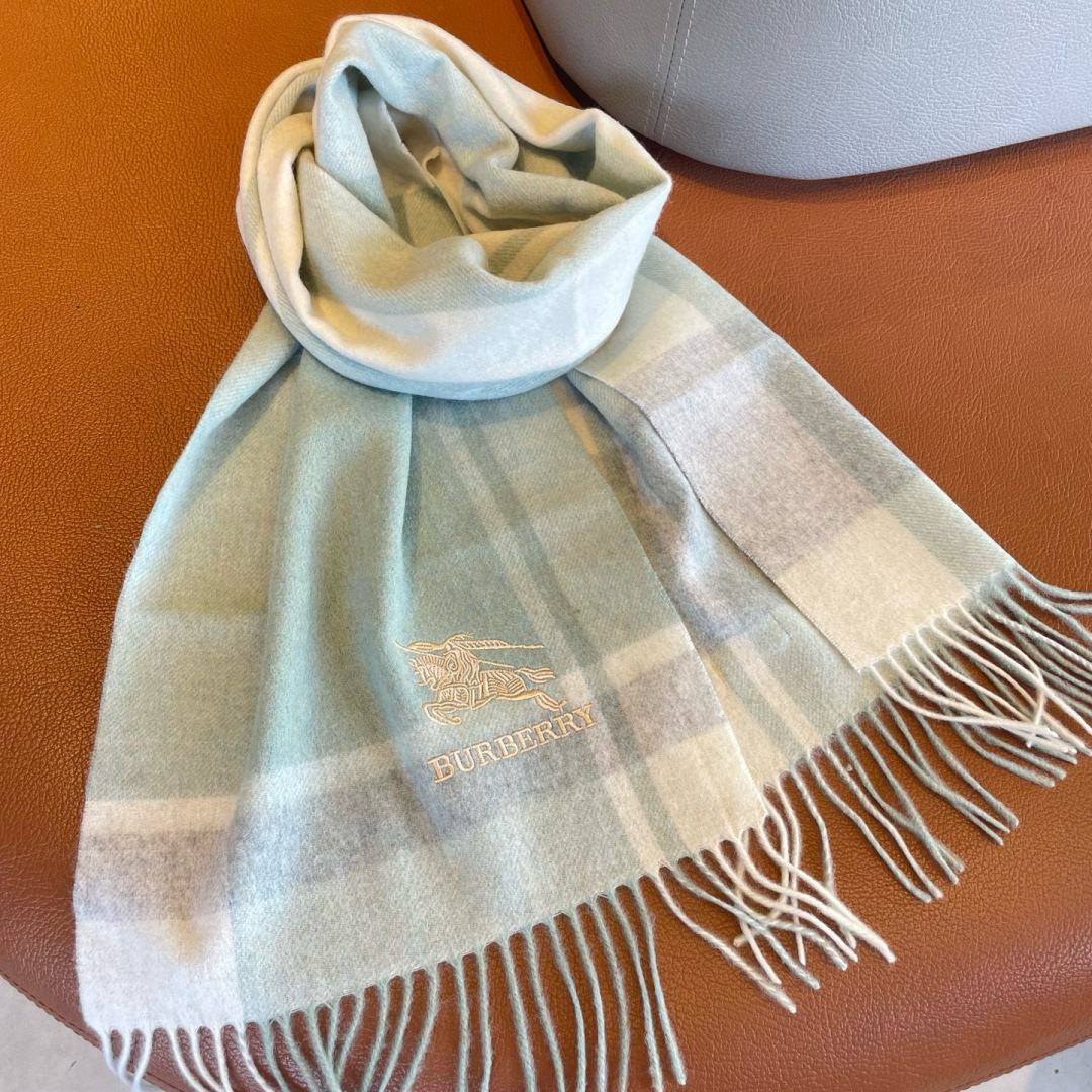 🆕Burberry ·巴宝莉出口订单尾货❗️说实话，设计非常简单，但那经典刺绣战马的点缀就是让围巾显得非