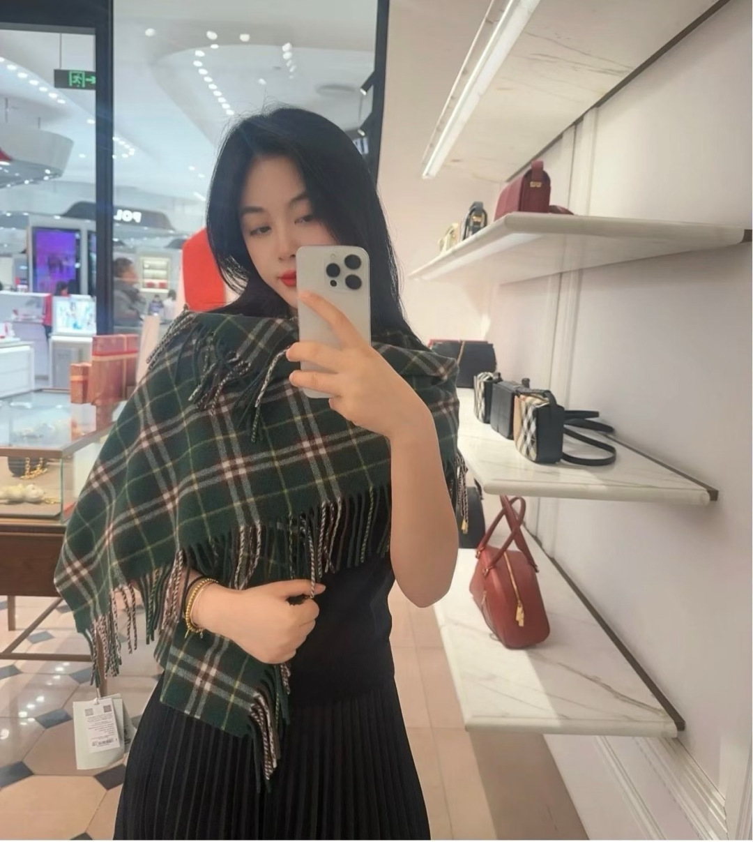 🆕Burberry HaPPy格纹流苏围巾羊绒围巾装饰精纺 Bur格纹。两边融入流苏装饰，灵感源自品牌典