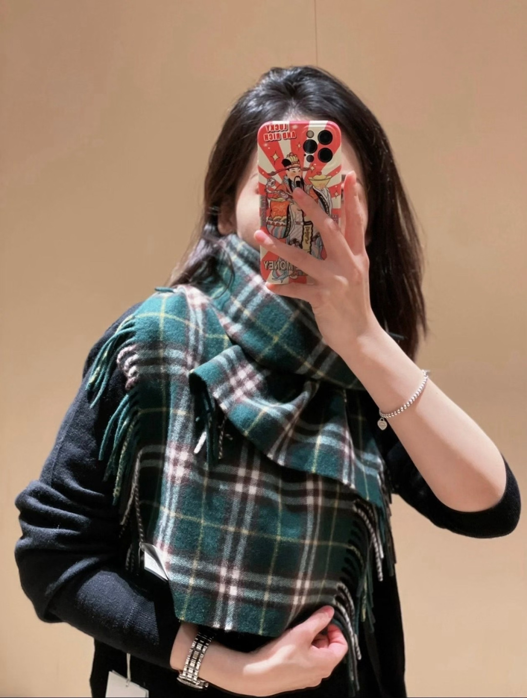 🆕Burberry HaPPy格纹流苏围巾羊绒围巾装饰精纺 Bur格纹。两边融入流苏装饰，灵感源自品牌典