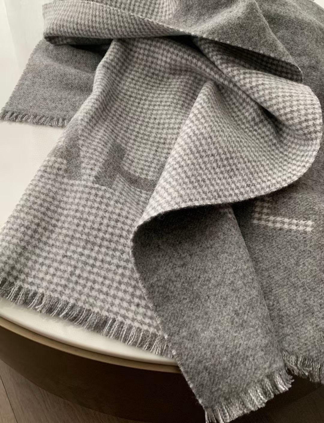 🆕CHANEL香奶奶尾单新款23B千鸟格拼色羊绒围巾，直接出欧洲的，正儿八经的正品订单…和大货一起出来，