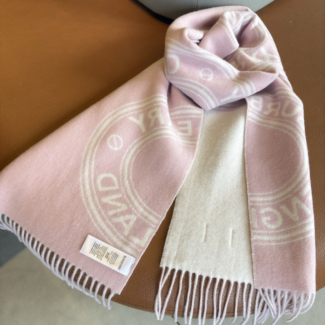 🆕𝐁𝐔𝐑𝐁𝐄𝐑𝐑𝐘 •【新徽章】Size：168x30cm 100%山羊绒 AB双面配色，强调永不过时的