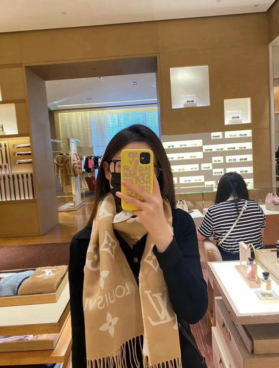 🆕驴家热度最高的嫩粉拼白围巾本款LVEssential围巾聚焦大元素，以Monogram图案和路易威登标