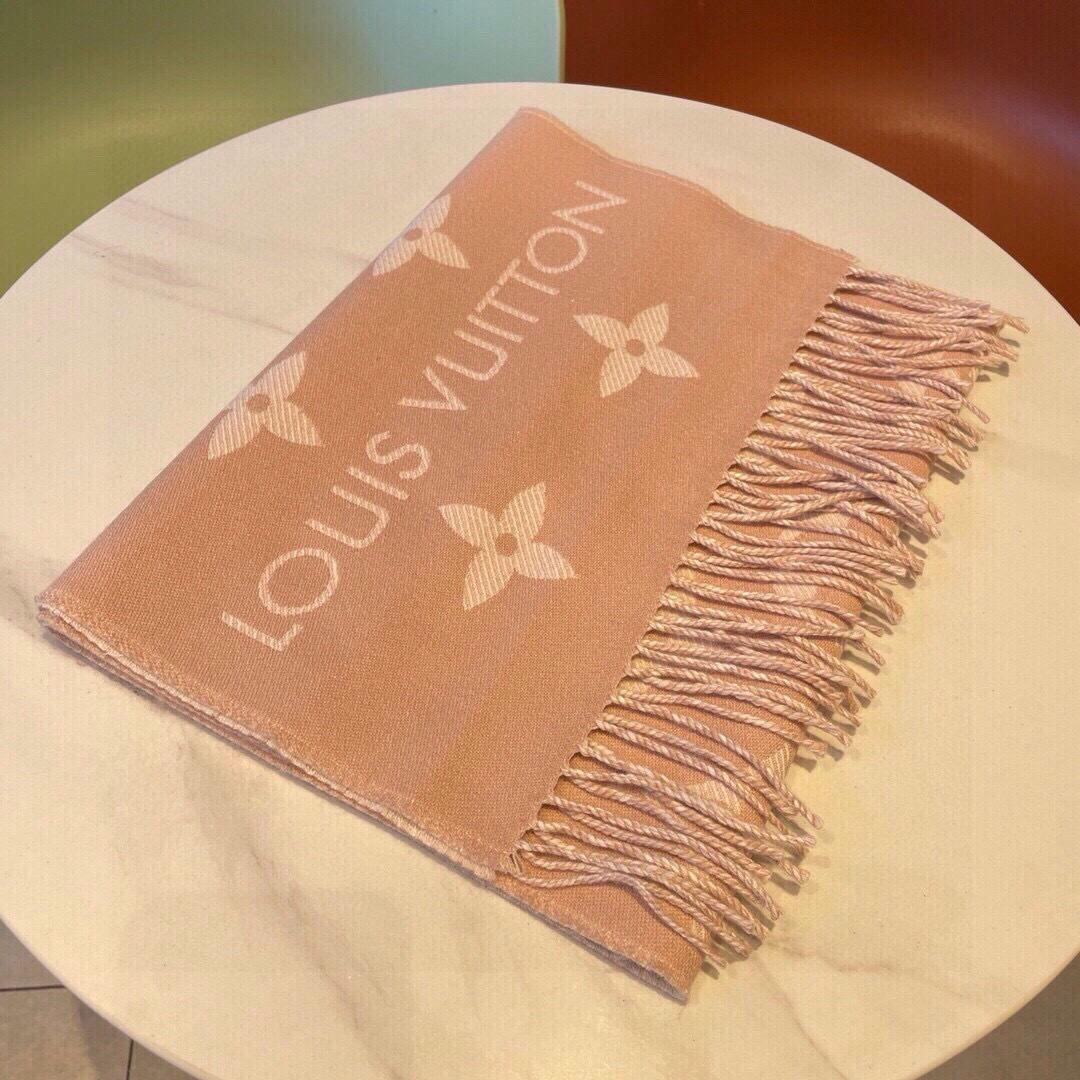 🆕驴家热度最高的嫩粉拼白围巾本款LVEssential围巾聚焦大元素，以Monogram图案和路易威登标