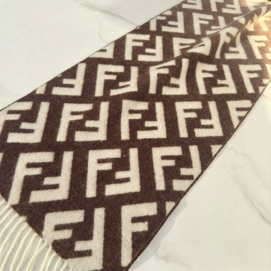 🆕Fendi新款老花渐变双面羊绒围巾，柔软细腻的双面风格，FF经典提花渐变；柔软的羊毛和羊绒材质。来自S