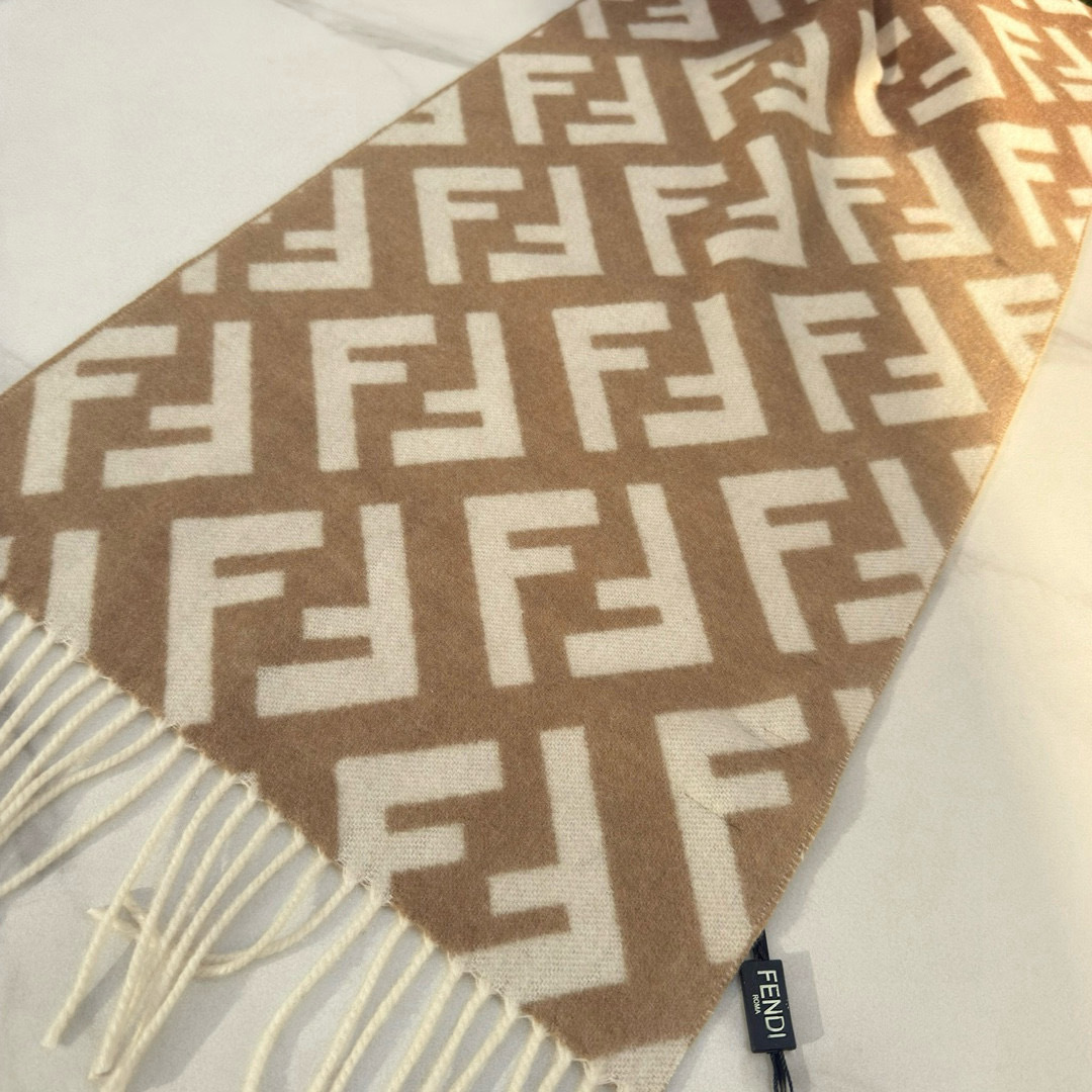 🆕Fendi新款老花渐变双面羊绒围巾，柔软细腻的双面风格，FF经典提花渐变；柔软的羊毛和羊绒材质。来自S