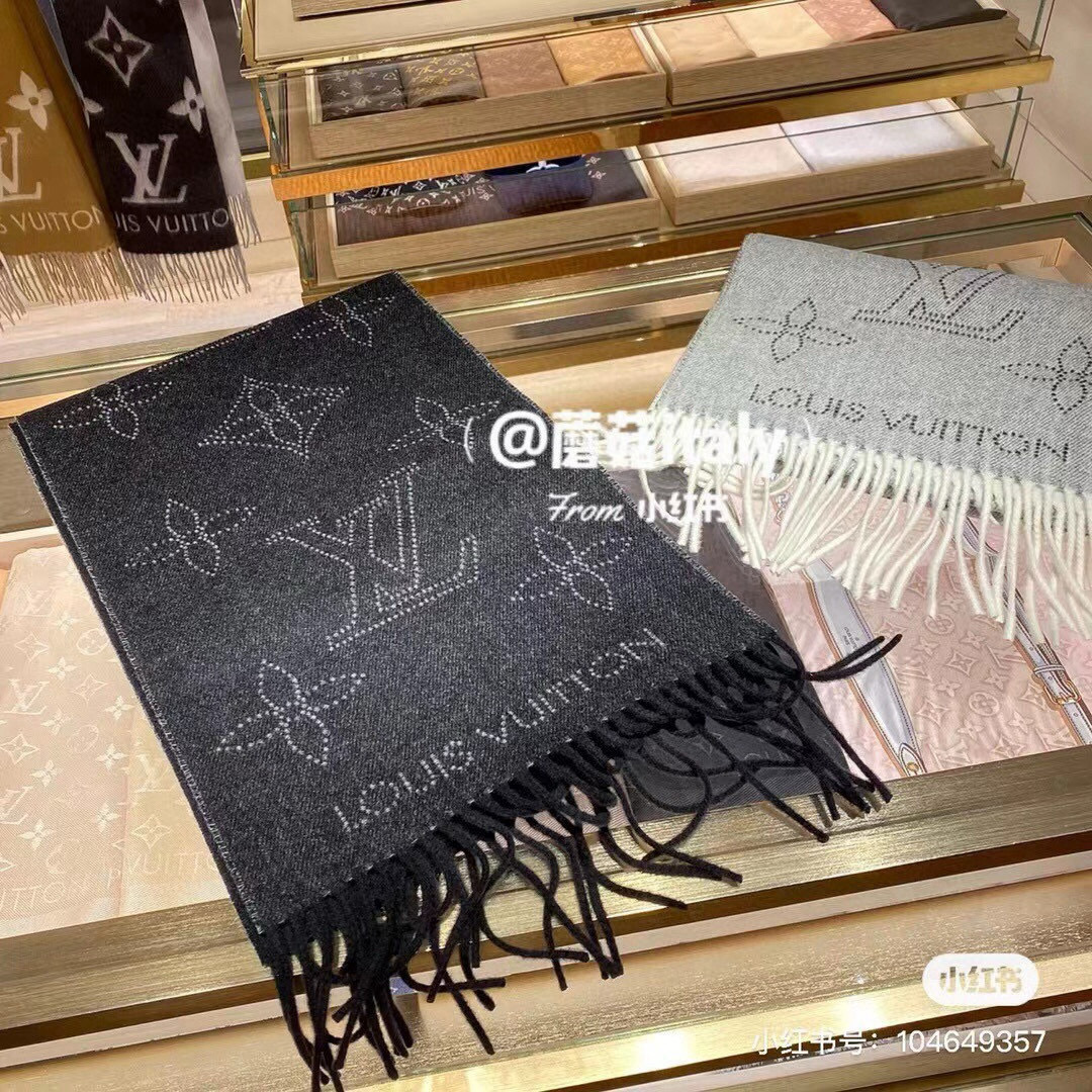 🆕驴家双面围巾，Mahina Flight Mode 围巾一面采用提花工艺织就Monogram 镂花图案