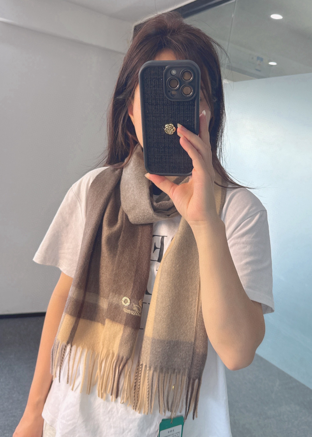 NO:678256,Loro Piana ·  Nuoyou Panya's new autumn and winter product [the best cashmere water ripple plaid scarf] is too expensive to give away and keep for yourself. It is a new product, a hot model, the best hard goods from the channel ~ exported directly to Italy, the last order of the counter is very small, and the cashmere fabric is supplied by customers.  , feels soft and waxy, and has been treated with 'trembling', which creates the best water ripples in the eyes. The fabric is more shiny and the brightness of the colors is increased. LP has always strictly selected the highest quality cashmere as the benchmark. Without contrast, there is no harm. The world  The top-grade cashmere uses the 'water ripple' advanced texture to make the scarf extremely luxurious, and also increases the beauty and functionality. There must be two of each color, so there is no headache in matching, and no regrets for ten thousand years. What is particularly recommended is that this model is a plaid color series, carefully selected popular colors, the color is bright and high-end, and all colors can be matched with each other in the whole family. 32*180cm, Albas cashmere high version scarf, high version scarf, loro  piana,loro piana19860909Loro Piana · 诺悠翩雅秋冬新品【极品山羊绒水波纹格纹围巾】送人自留都太高大上了重磅上新,爆款爆款,渠道极品硬货～出口意大利直供专柜尾单到手数量极少,客供面料羊绒,手感软糯,经“颤栗”处理,秋波暗送极品水波纹,面料更有光泽,也增加了色彩的鲜艳度LP一直以严格选用最高品质的羊绒为基准,没有对比就没有伤害,世界最顶级羊绒,更是采用“水波纹”高级纹路更是让围巾奢华到不行,更是增加了美感和功能性,每色必留两条,搭配不头疼,不留后悔一万年,特别值得推荐的是,此款是格纹色系,精挑细选的流行配色,色彩感鲜明又高级的感觉全家哪个颜色都可以互相搭配32*180cm,阿尔巴斯山羊绒高版本围巾,高版本围巾,loro piana,loro piana,scarf