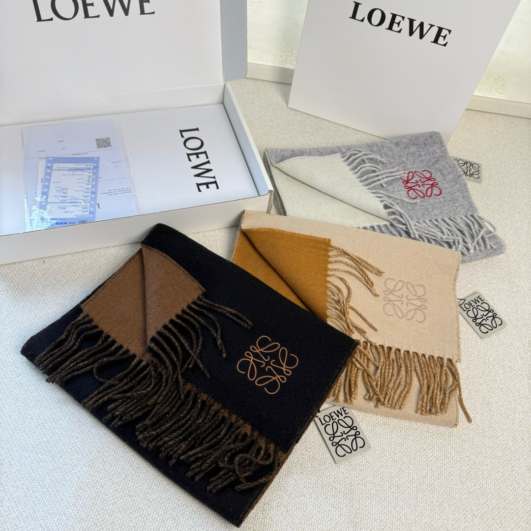 🆕 【▪▪ Loewe · 罗意威️难得一见的温柔配色，低调又不失优雅❗️】重点推荐❗️双面配色，一条围