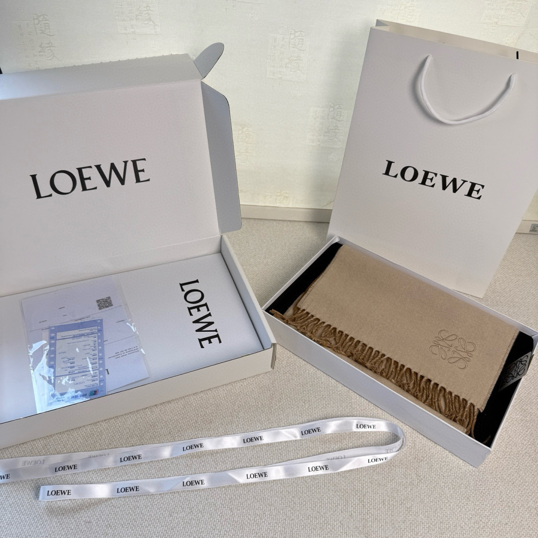 🆕 【▪▪ Loewe · 罗意威️难得一见的温柔配色，低调又不失优雅❗️】重点推荐❗️双面配色，一条围