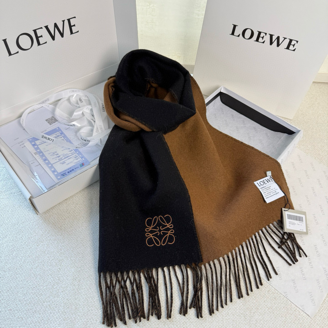 🆕 【▪▪ Loewe · 罗意威️难得一见的温柔配色，低调又不失优雅❗️】重点推荐❗️双面配色，一条围