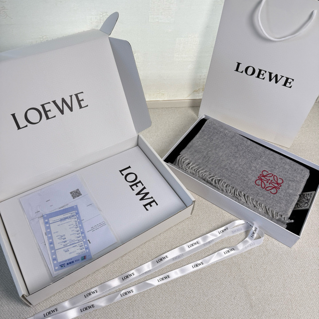 🆕 【▪▪ Loewe · 罗意威️难得一见的温柔配色，低调又不失优雅❗️】重点推荐❗️双面配色，一条围
