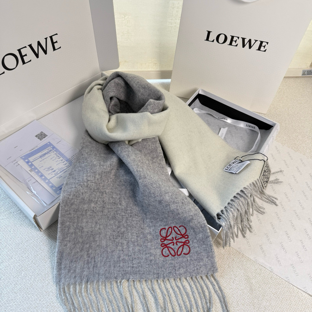 🆕 【▪▪ Loewe · 罗意威️难得一见的温柔配色，低调又不失优雅❗️】重点推荐❗️双面配色，一条围