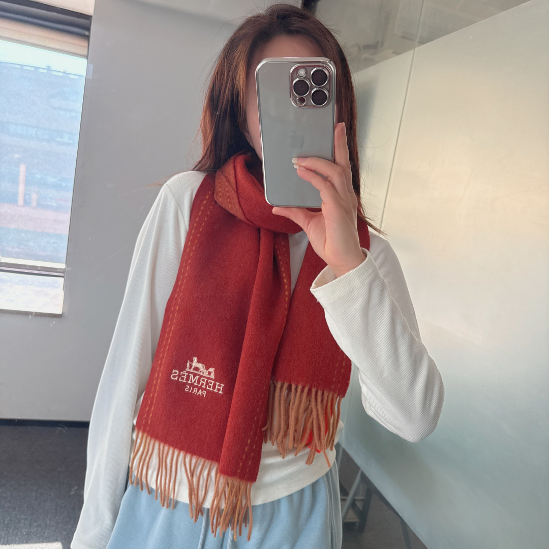 NO:678274,【Hermes ·  Hermès, the rare gentle color matching of the big H, low-key yet elegant] Highly recommend the double-sided color matching, a newly added border design that is particularly popular this year, a scarf with two styles, high-end, comfortable and fashionable temperament, full of big-name style, this super Amway big H is a touch  Inner soft scarf, extremely simple color with low-key carriage embroidery logo, the finishing touch without losing the beauty, the pursuit of successful people, the color is absolute, a little unique fairy spirit, the absolute choice for couples, the color is elegant, not enchanting, specification 35  x 180cm high version scarf, high version scarf, hermes, hermes19860909【Hermes · 爱马仕,大H难得一见的温柔配色,低调又不失优雅】重点推荐双面配色,新增今年特别流行的边框设计,一条围巾两种风格搭配,高级舒适时髦气质,大牌范十足,超级安利大H这款触动内心的柔美围巾,极其简单的颜色搭配低调的马车刺绣logo,点睛之笔确又不失美感,成功人士的追求,色彩绝对,有点独有的仙气,绝对的情侣款不二之选,颜色淡雅,不妖娆规格35 x 180cm高版本围巾,高版本围巾,hermes,hermes,scarf