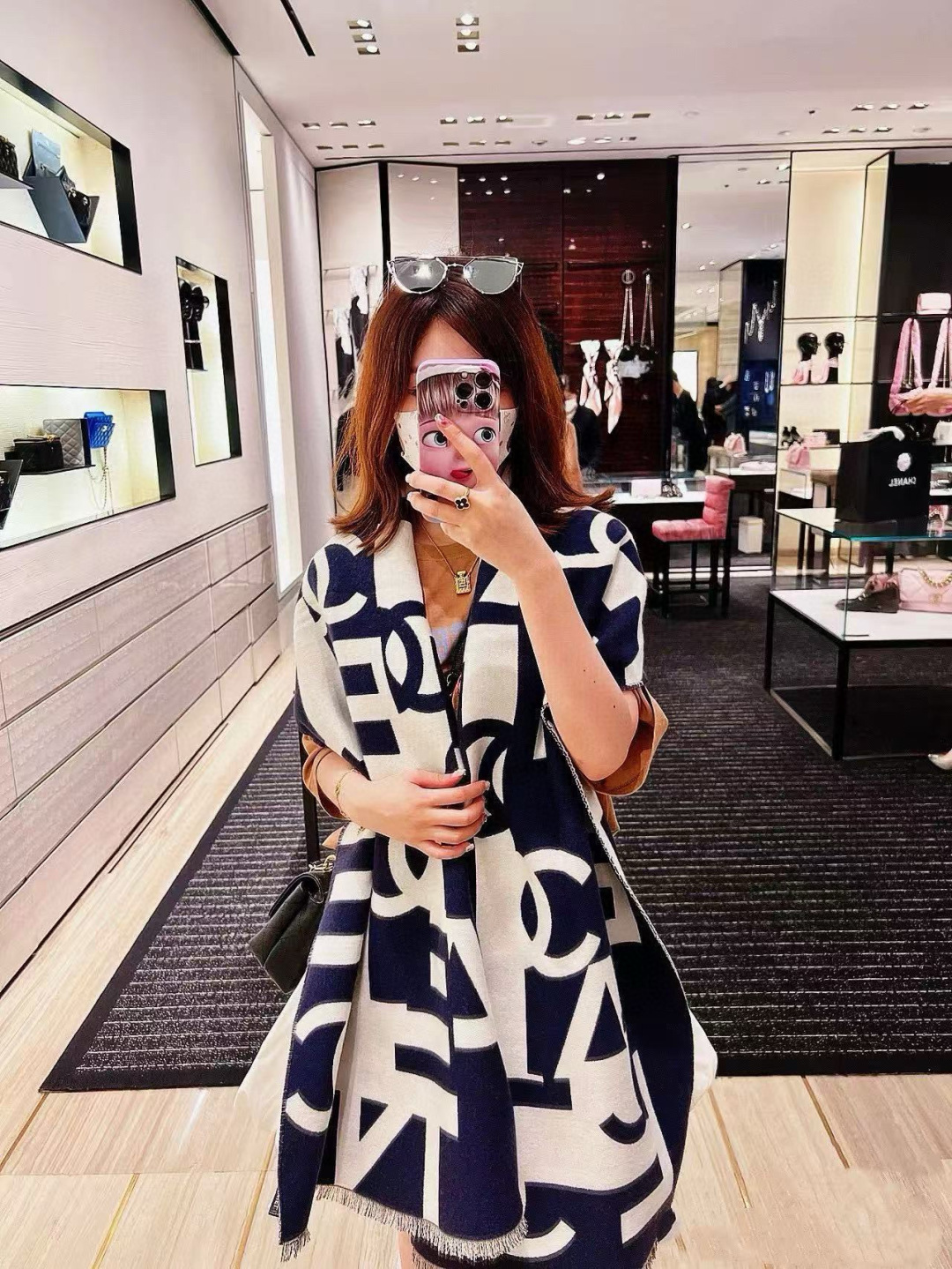 NO:678291,Fragrant grandma double-sided scarf, the most popular style of Chanel in the true fragrance series this year. The geometric pattern is matched with milk tea camel black and navy blue white. The two colors are super beautiful. It can be used all year round. I like the pattern of irregular letters on the whole scarf. It is very atmospheric and distinctive. It is an absolute blind buy series. Whoever wears it will look better. The material is 95 sheep wool and 5 mulberry silk. The specifications are 204cmx43cm. Now it’s not cold yet and all kinds of products are out of stock at the counters!  Super hard to buy high version scarf, high version scarf, chanel19860909香奶奶双面围巾,真香系列Chanel今年最火的款,几何图案搭配奶茶驼拼黑,海军蓝拼白,两个配色都超级好看,一年四季可用,最喜欢整条围巾上不规则字母的pattern,非常有氛围感有特色,绝对盲买系列,谁围谁好看,材质95绵羊毛5桑蚕丝,规格,204cmx43cm 现在天还没冷专柜就各种断货等货了！超级难买高版本围巾,高版本围巾,chanel,scarf