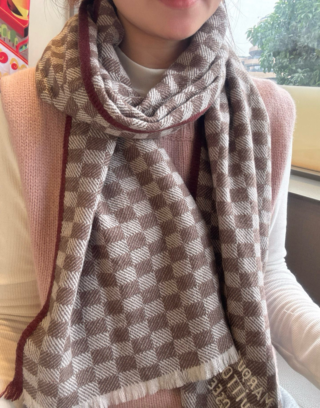 NO:678303,LV new style · Classic checkerboard design, low-key luxury, exquisite softness, elite expert level fashionable scarf. This Lvjia cashmere scarf, the more I look at it, the more I love it, the more I look at it, the more fashionable it becomes. The more I look at it, the more I like the craftsmanship and color matching. You can tell at a glance that it is not from an ordinary big factory. I really like this expert level fashion sense. Fashionable people with attitude will definitely like it. Young, fashionable, confident, and attitude. Very beautiful!  This kind of design is more stretchy, more advanced, more grand, and more durable. It is recommended to use the abdominal velvet tips of Albas purebred cashmere goats collected every spring to produce raw cashmere. The characteristic of this kind of cashmere is that even after being processed by human craftsmanship, the essence of the raw cashmere is retained to the greatest extent and will have a special texture.  Holding the scarf in your hand is like holding a cloud-like airy feeling, which is really very high-end. Finally, the biggest feature of this scarf is the integrated inlay process of thick thread woven grid technology, which perfectly presents LV's checkerboard pattern in another way. Size 45*190cm high version scarf, high version scarf, louis  vuitton,louis vuitton,louis vuitton19860909LV新款 · 经典的棋盘格设计,低调的奢侈感极品柔美精英高手级别的时髦感围巾这款驴家羊绒围巾,越看越爱,越看越时髦,越看越喜欢这种工艺和配色一看就知道不是一般的大工厂的,非常非常喜欢这种高手级别的时髦感,有态度的时髦人一定会喜欢.年轻,时髦,自信,有态度.很美！这样的设计更舒展,更高级,更大气,更加经得起推荐采用每年开春采集的阿尔巴斯纯种绒山羊腹部绒尖为原绒生产,这种羊绒的特点就是,即便经过人类工艺的加工,仍最大程度的保留了原绒的本质,会有特殊的肌理纹围巾握在手里就跟握着云朵般的仍空气绵绵感真的非常高级最后,这个最大的特色还有粗线编织格工艺的一体式镶嵌工艺,将LV的棋盘格纹另一种完美呈现,Size45*190cm高版本围巾,高版本围巾,louis vuitton,louis vuitton,louis vuitton,scarf