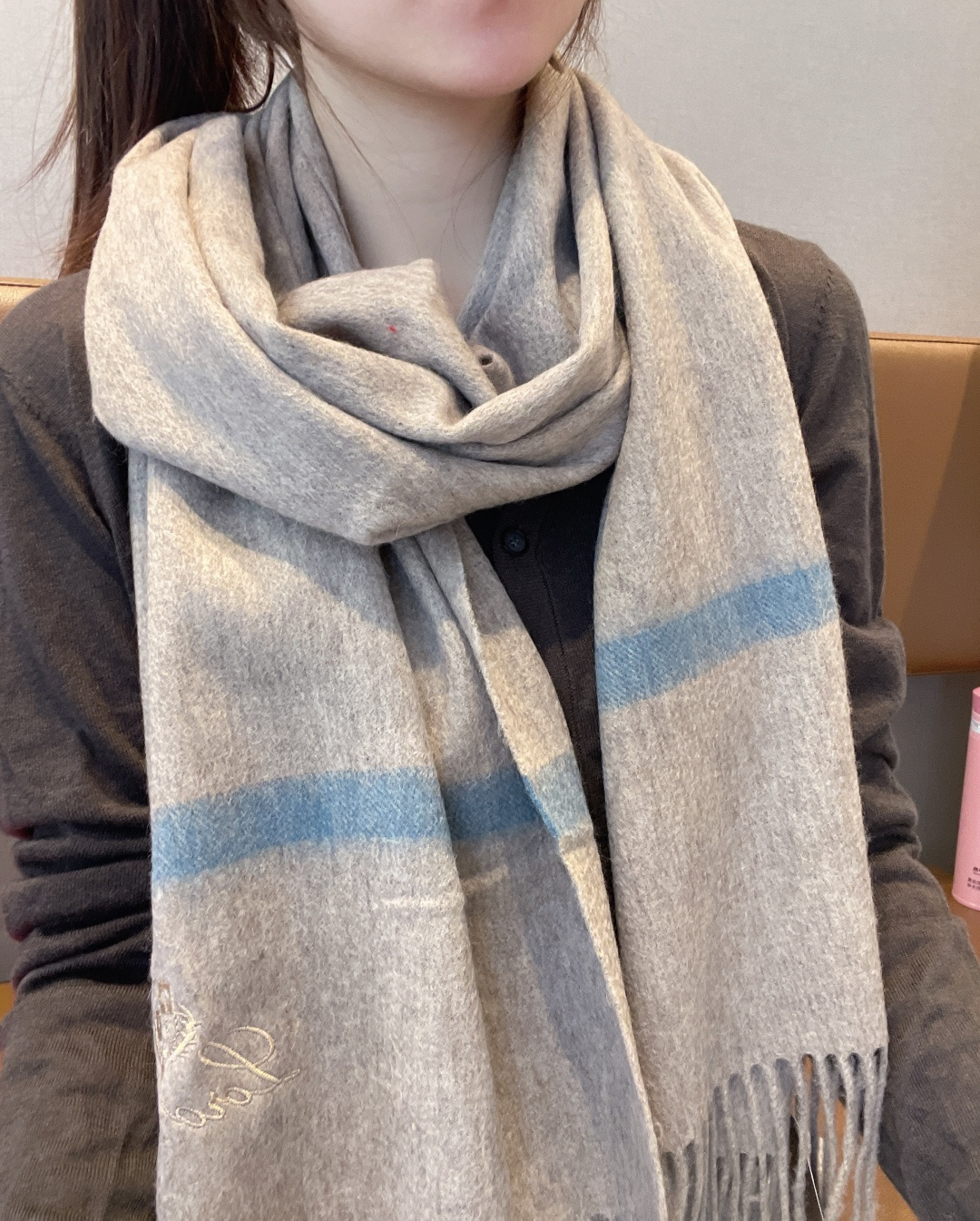 NO:678318,Loro Piana ·  Nuoyoupanya [Trading company’s last order, top-quality cashmere scarves and shawls] It’s too expensive to give away and keep for yourself. It’s a big deal. It’s a hot model. It’s the best hard goods in the channel. The last order for direct supply to Italy is very small. The cashmere fabric is supplied by customers.  , feels soft and waxy, and has been treated with 'trembling', which creates the best water ripples in the eyes. The fabric is more shiny and the brightness of the colors is increased. LP has always strictly selected the highest quality cashmere as the benchmark. Without contrast, there is no harm. The world  The top-grade cashmere uses the 'water ripple' advanced texture to make the scarf extremely luxurious, and also increases the beauty and functionality. There must be two of each color, so there is no headache in matching, and no regrets for ten thousand years. What is particularly recommended is that this style is a plaid color series, carefully selected popular colors, the color is bright and high-end, and any color can be matched with the whole family. 35*180cm, Albas cashmere high version scarf, high version scarf, loro  piana,loro piana,shawls19860909Loro Piana · 诺悠翩雅【贸易公司尾单,极品山羊绒围巾披肩】送人自留都太高大上了重磅上新,爆款爆款,渠道极品硬货～出口意大利直供专柜尾单到手数量极少,客供面料羊绒,手感软糯,经“颤栗”处理,秋波暗送极品水波纹,面料更有光泽,也增加了色彩的鲜艳度LP一直以严格选用最高品质的羊绒为基准,没有对比就没有伤害,世界最顶级羊绒,更是采用“水波纹”高级纹路更是让围巾奢华到不行,更是增加了美感和功能性,每色必留两条,搭配不头疼,不留后悔一万年,特别值得推荐的是,此款是格纹色系,精挑细选的流行配色,色彩感鲜明又高级的感觉全家哪个颜色都可以互相搭配35*180cm,阿尔巴斯山羊绒高版本围巾,高版本围巾,loro piana,loro piana,shawls,scarf