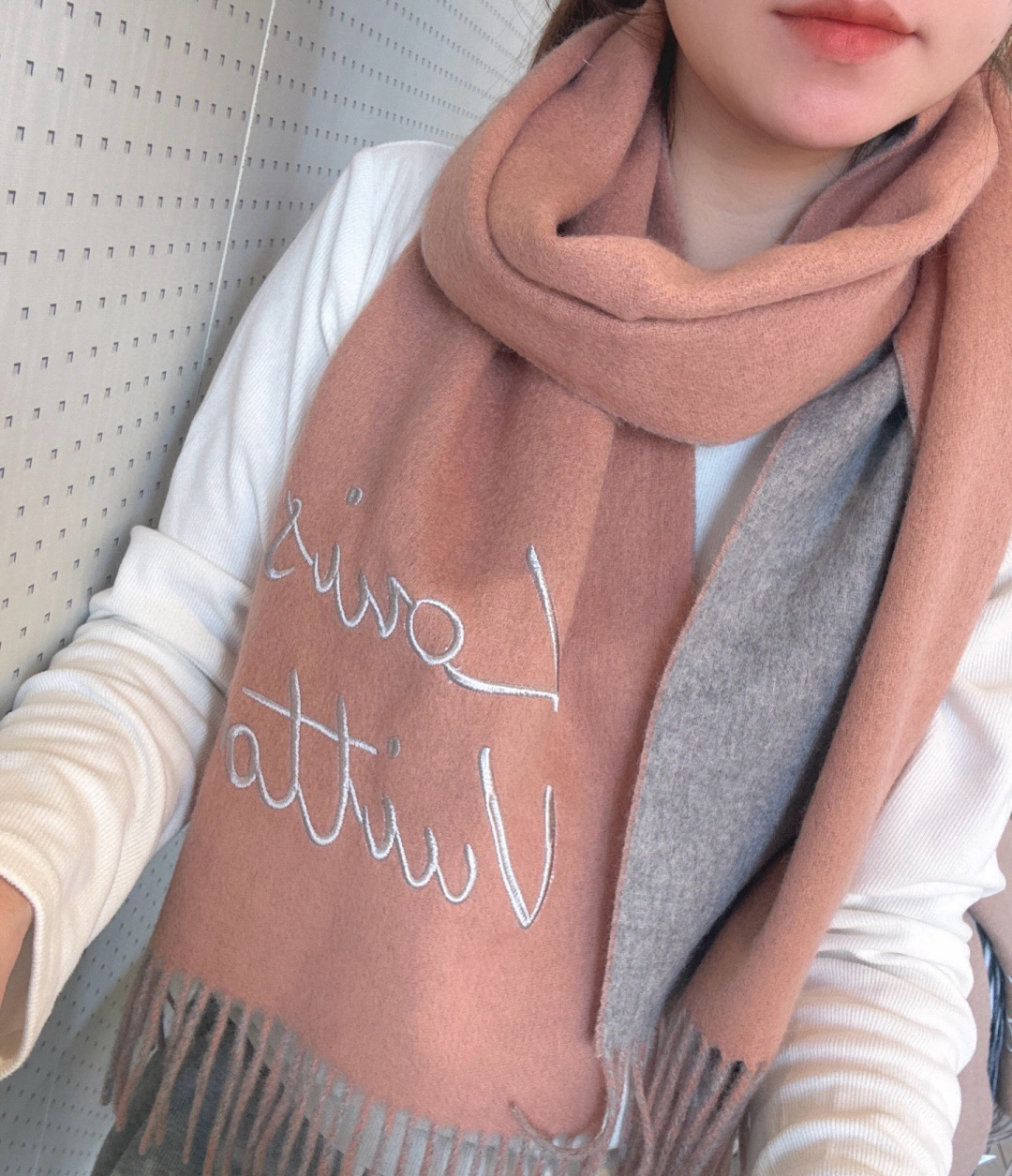 NO:704232,LV's new double-sided scarf, exclusive for the first time, made of sheep wool, brushed to create comfort and warmth. The handwritten Louis Vuitton letter logo is the finishing touch, adding a trendy style to daily looks. Size 30 x 180 cm (height x length) sheep wool embroidered Louis Vuitton logo texture tassel trim high version scarf, high version scarf, louis vuitton, louis vuitton, louis vuitton, louis  vuitton19860909LV大驴家新款双面围巾,独家首发,围巾取材绵羊毛,以拉绒处理营造舒适暖意.手写体路易威登字母标识点睛一隅,为日常造型注入潮流格调. 规格30 x 180 厘米 (高 x 长度) 绵羊毛 刺绣路易威登标识织纹 流苏饰边高版本围巾,高版本围巾,louis vuitton,louis vuitton,louis vuitton,louis vuitton,scarf