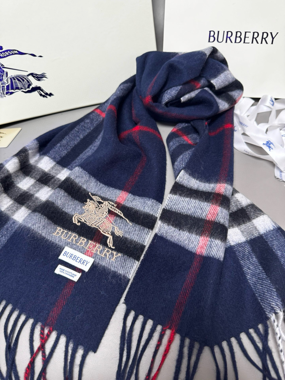 P170 🆕【藏蓝】Burberry &middot; 巴宝莉❗️怒推走量爆款❗️经典战马格纹围巾🎊重磅推荐💥 100%羔羊绒🔥非常保暖👑 柔软亲肤，不扎脖😍万年经典格纹，搭配战马logo刺绣，低调又不失奢华❗️😘男女通用情侣款，size：30*180cm❗️人人都应该拥有一条Bur❗️围巾