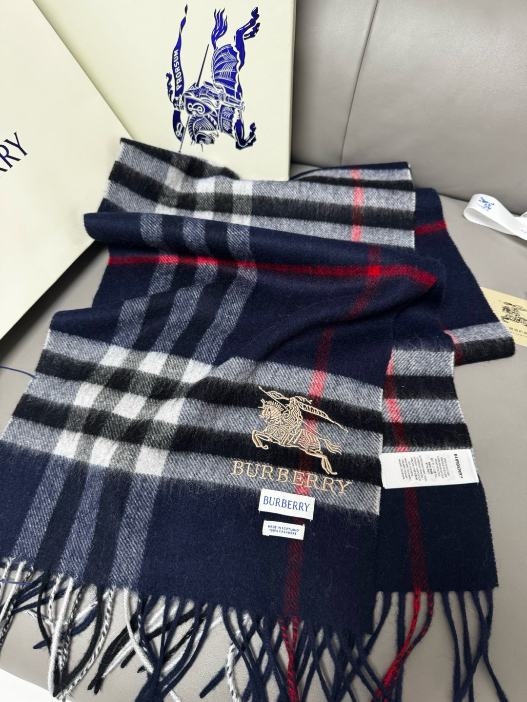 P170 🆕【藏蓝】Burberry &middot; 巴宝莉❗️怒推走量爆款❗️经典战马格纹围巾🎊重磅推荐💥 100%羔羊绒🔥非常保暖👑 柔软亲肤，不扎脖😍万年经典格纹，搭配战马logo刺绣，低调又不失奢华❗️😘男女通用情侣款，size：30*180cm❗️人人都应该拥有一条Bur❗️围巾