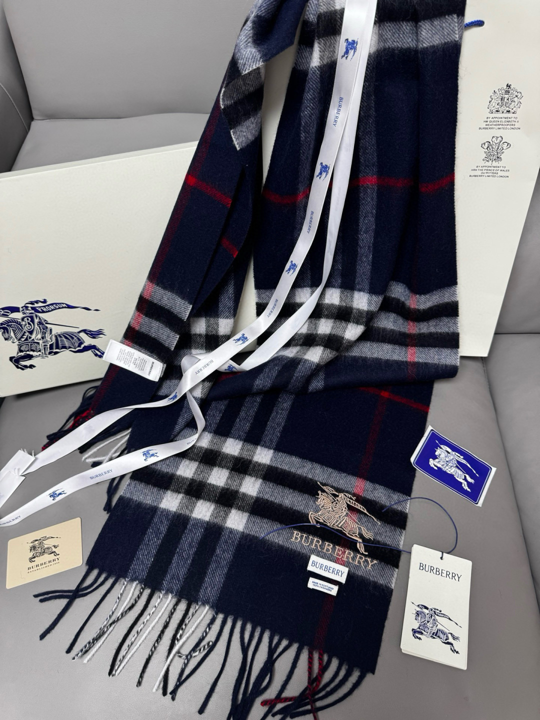 P170 🆕【藏蓝】Burberry &middot; 巴宝莉❗️怒推走量爆款❗️经典战马格纹围巾🎊重磅推荐💥 100%羔羊绒🔥非常保暖👑 柔软亲肤，不扎脖😍万年经典格纹，搭配战马logo刺绣，低调又不失奢华❗️😘男女通用情侣款，size：30*180cm❗️人人都应该拥有一条Bur❗️围巾