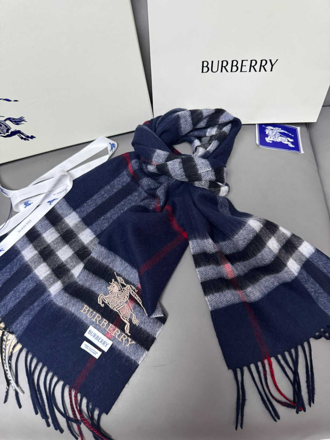 P170 🆕【藏蓝】Burberry &middot; 巴宝莉❗️怒推走量爆款❗️经典战马格纹围巾🎊重磅推荐💥 100%羔羊绒🔥非常保暖👑 柔软亲肤，不扎脖😍万年经典格纹，搭配战马logo刺绣，低调又不失奢华❗️😘男女通用情侣款，size：30*180cm❗️人人都应该拥有一条Bur❗️围巾