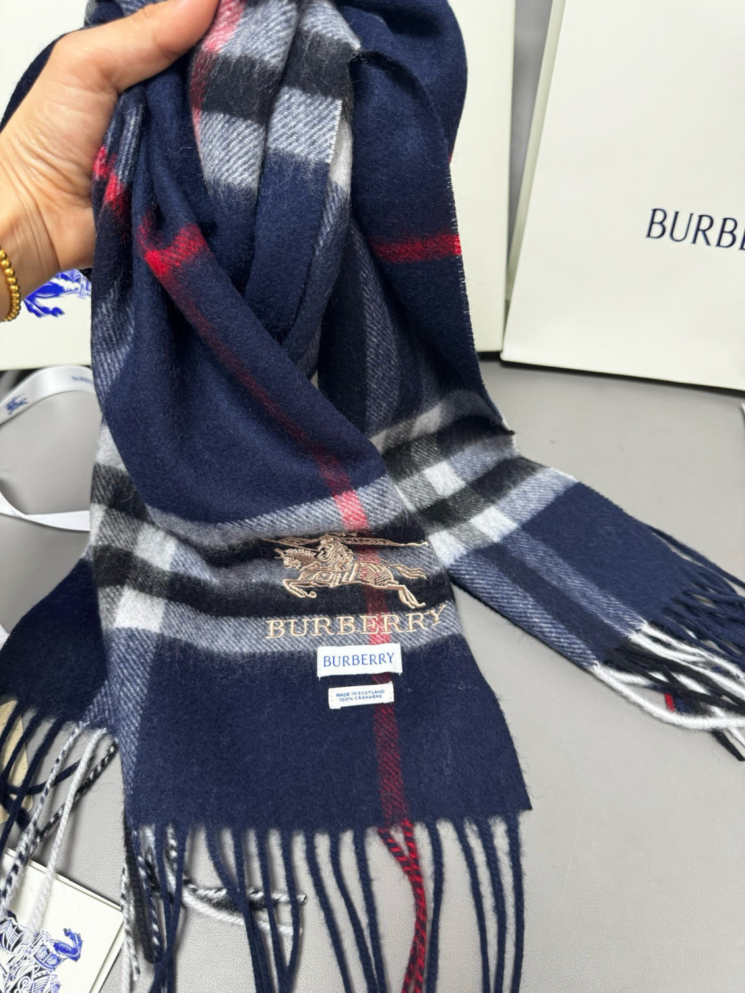 P170 🆕【藏蓝】Burberry &middot; 巴宝莉❗️怒推走量爆款❗️经典战马格纹围巾🎊重磅推荐💥 100%羔羊绒🔥非常保暖👑 柔软亲肤，不扎脖😍万年经典格纹，搭配战马logo刺绣，低调又不失奢华❗️😘男女通用情侣款，size：30*180cm❗️人人都应该拥有一条Bur❗️围巾