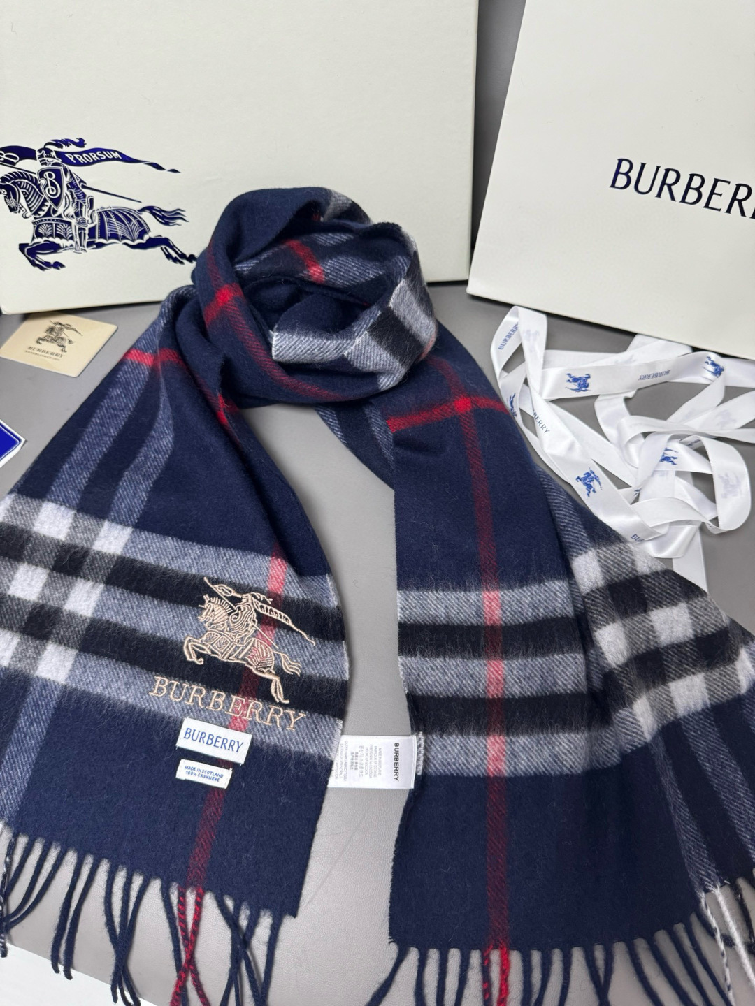 P170 🆕【藏蓝】Burberry &middot; 巴宝莉❗️怒推走量爆款❗️经典战马格纹围巾🎊重磅推荐💥 100%羔羊绒🔥非常保暖👑 柔软亲肤，不扎脖😍万年经典格纹，搭配战马logo刺绣，低调又不失奢华❗️😘男女通用情侣款，size：30*180cm❗️人人都应该拥有一条Bur❗️围巾