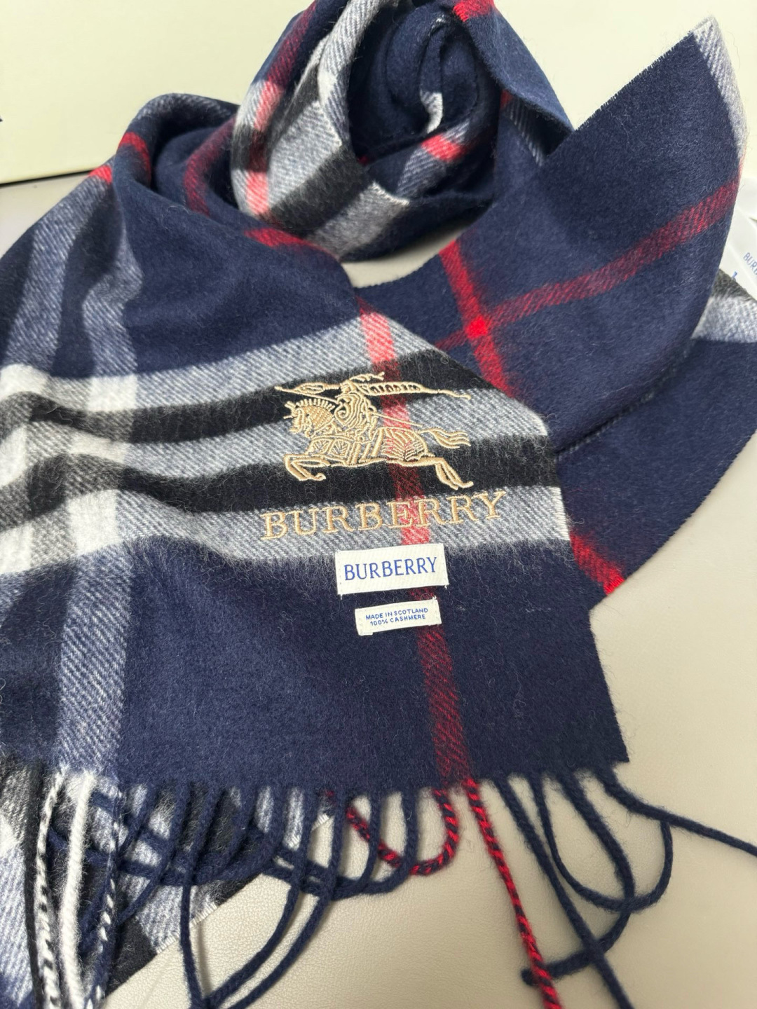 P170 🆕【藏蓝】Burberry &middot; 巴宝莉❗️怒推走量爆款❗️经典战马格纹围巾🎊重磅推荐💥 100%羔羊绒🔥非常保暖👑 柔软亲肤，不扎脖😍万年经典格纹，搭配战马logo刺绣，低调又不失奢华❗️😘男女通用情侣款，size：30*180cm❗️人人都应该拥有一条Bur❗️围巾